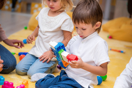 在幼儿园与建筑师一起玩的图片