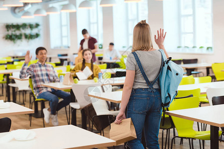 高中学生在学校食堂向同学们问图片