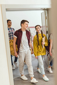中学生在课间通过学校走廊行走的多种图片