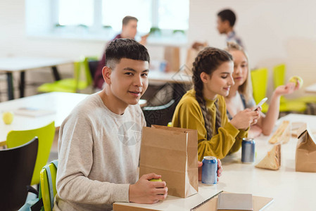 学校食堂的高中学生群体多民背景图片