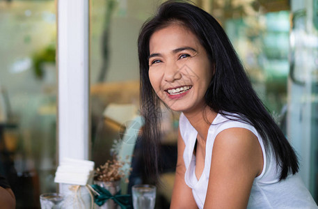 快乐的中年亚洲妇女微笑积极态背景图片