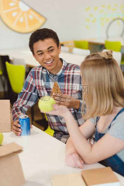 高中学生在学校餐厅午餐食堂聊天图片