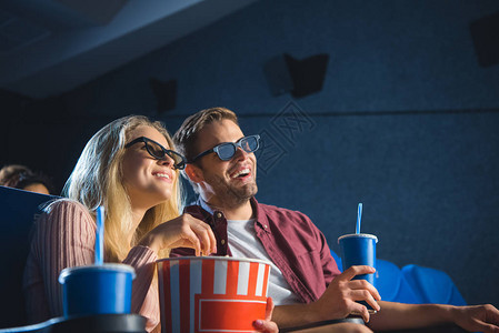 一起在电影院看电影的一对欢快的情侣3D图片