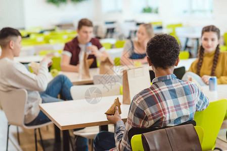 一群青少年学生在学校食堂图片