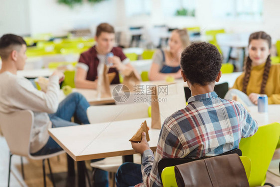 一群青少年学生在学校食堂图片