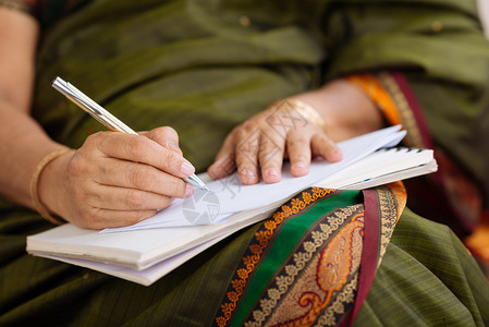 写信的印地安妇女的手图片