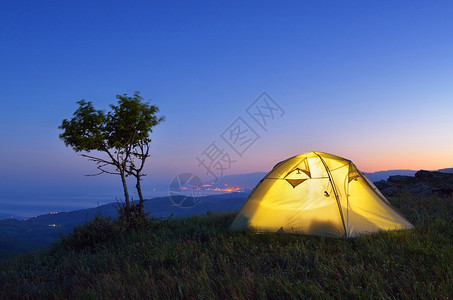 夜景与山中的帐篷帐篷里的发出的光在乡下露营克里米亚图片