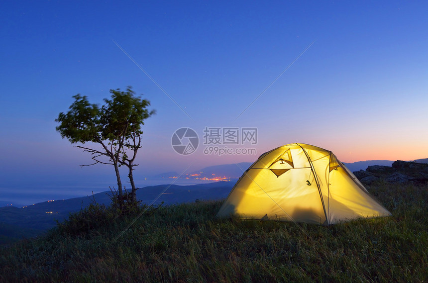 夜景与山中的帐篷帐篷里的发出的光在乡下露营克里米亚图片