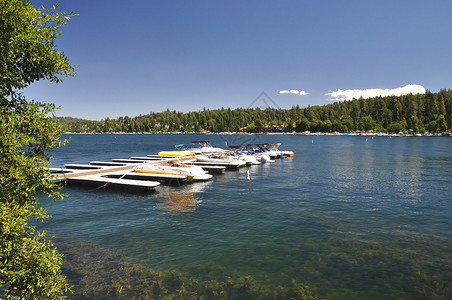 船停靠在箭头湖上该湖位于南加州圣贝纳迪背景图片