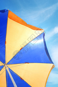 蓝天上沙滩伞的特写照片图片