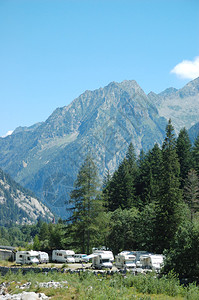 带有娱乐车辆的山区露营地机动住所露营者意大利西阿背景图片