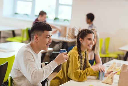 在学校食堂的高中学生图片