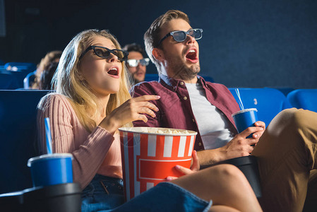 3D杯的一对夫妇在电影院里一起看电影图片