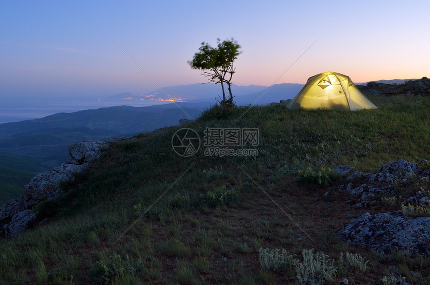带旅游帐篷的夜景在山上露营图片