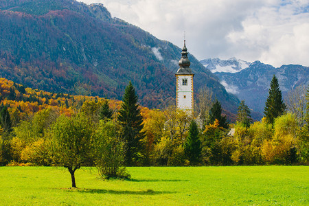 Bohinj湖著名的圣约翰浸信会秋天景色多彩的美景图片