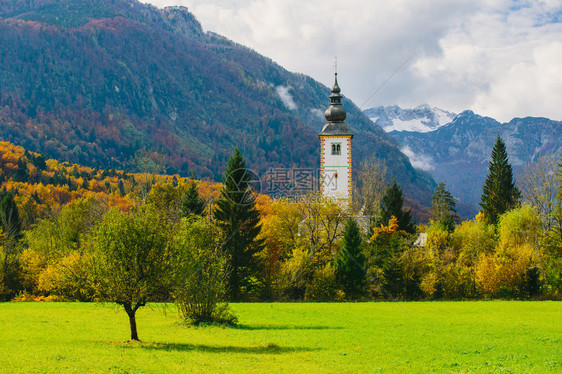 Bohinj湖著名的圣约翰浸信会秋天景色多彩的美景图片