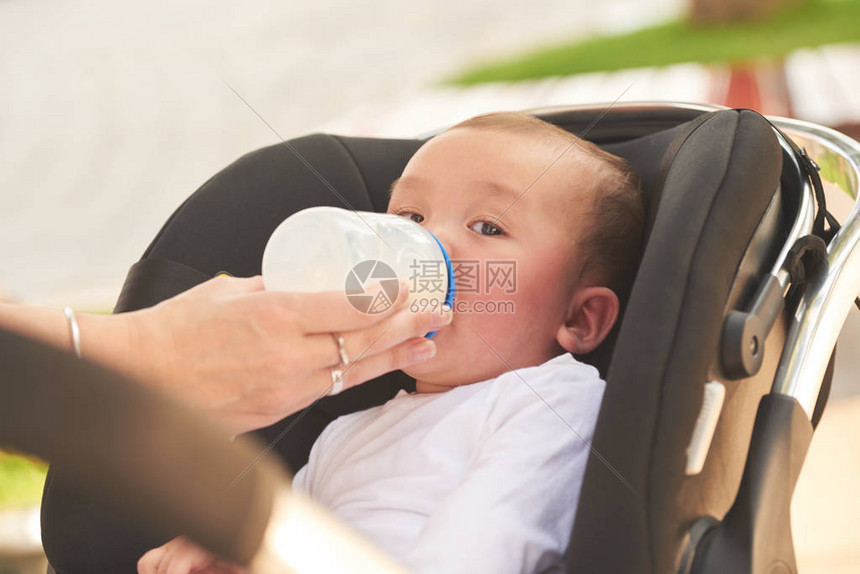 母亲用配方奶粉喂养婴图片