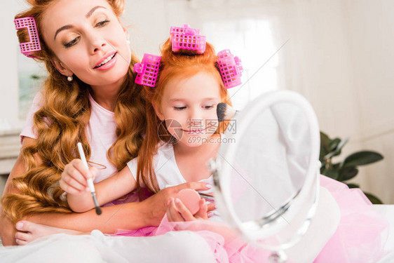 妈在家帮小女儿化妆图片
