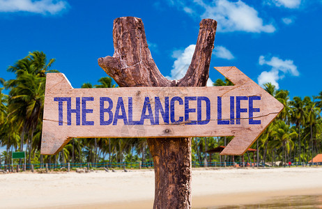 平衡生命箭和海滩背图片