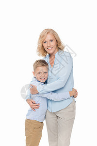 小男孩与母亲拥抱图片