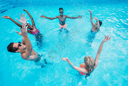 一群在游泳池玩乐的多民族青年快乐群体图片