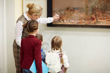 老师指着博物馆的绘画图片