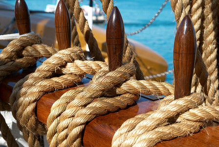 游艇的绳子和钩子图片