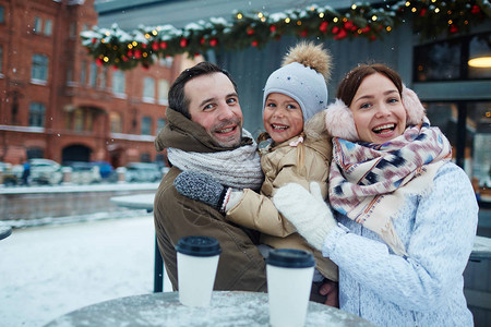 冬日在城里闲逛的欣喜若狂的家庭图片