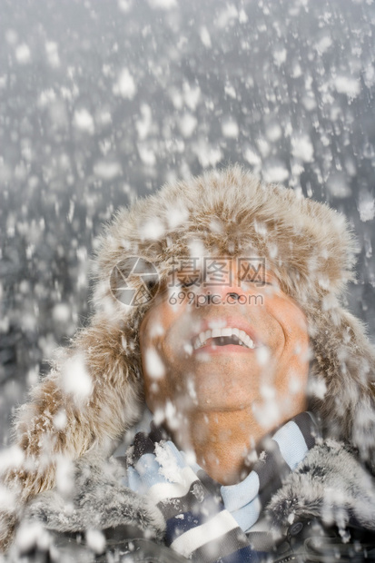 人在雪地里的肖像图片