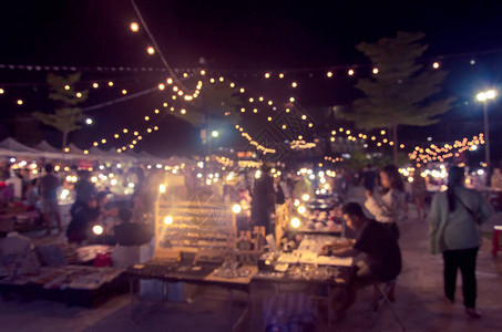 在夜市节为背景使用而行走食物摊位的抽象模图片
