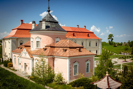乌克兰利沃夫地区佐洛奇夫的蓝天目睹了古老的城堡在阳图片