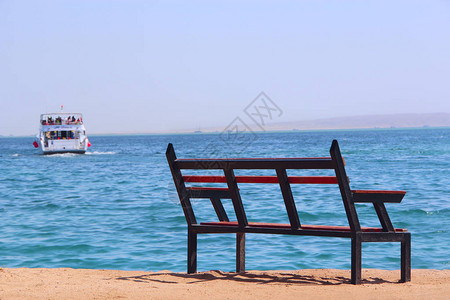 靠近海的空长凳和运船孤独船舶出发海滩附近的长凳不合理的期望异国情调的放图片