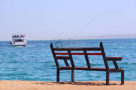 靠近海的空长凳和运船孤独船舶出发海滩附近的长凳不合理的期望异国情调的放图片