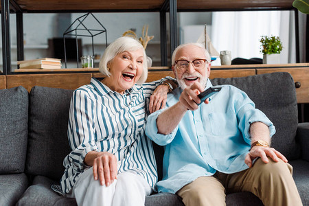 年长夫妇在客厅沙发上图片