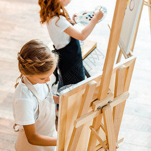艺术学校在孩子附近画儿童画图片