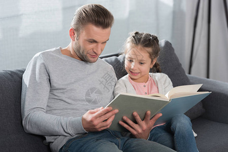 细心的父亲在家教女儿读书图片
