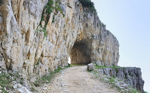 穿过山口经过在岩石山上图片