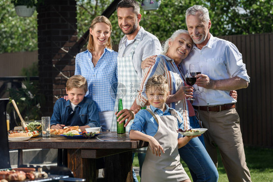 多代人家庭白天在庭院野餐的快乐caucasiansi图片