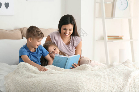 母亲和孩子在家里一起读书图片