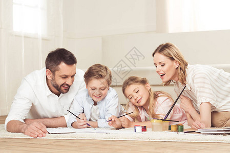 家庭幸福在家中躺在地图片