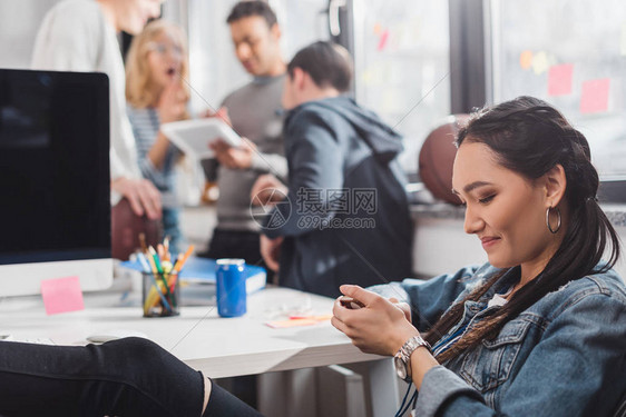 在办公室用平板电脑的人面前妇女图片