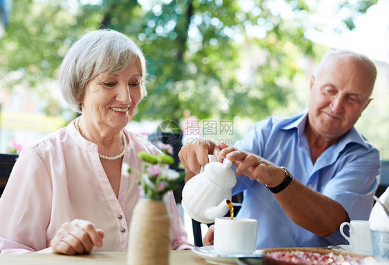 老年夫妇在下午茶时间休息图片