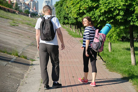 成熟的夫妇走路和说话的男人和女人图片