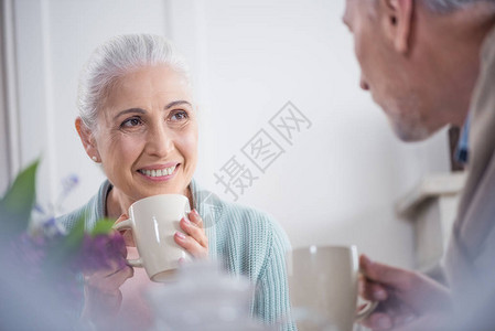 高龄夫妇早上在家吃早餐图片