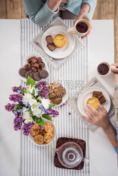 一对夫妇在家吃早餐时喝茶的俯视图图片