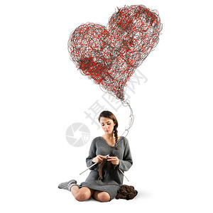 女人用钩针编织一颗大心缝纫爱情观图片