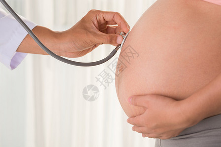 医生用听诊器检查孕妇的近图片