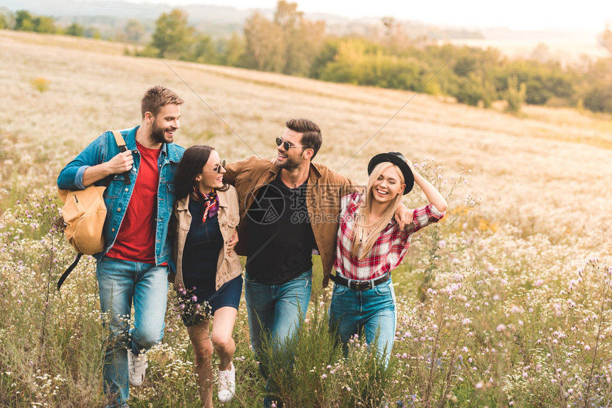 在旅途中快乐的年轻朋友们一起拥抱高清图片下载-正版图片503589633-摄图网