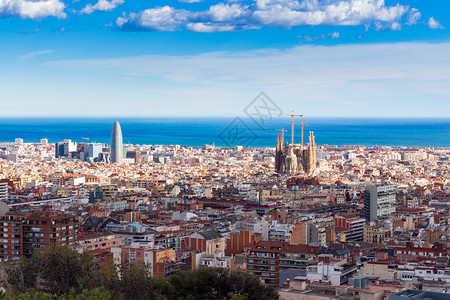 西班牙巴塞罗那市的全景从西图片