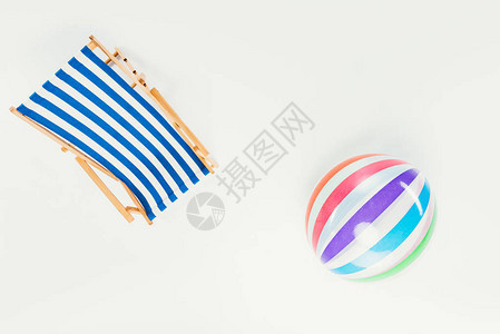 条纹沙滩椅和充气沙滩球的顶部视图图片